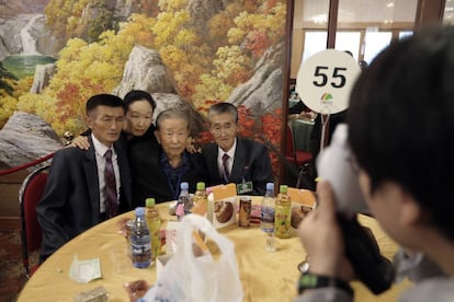 Lee Moon-hyuk, 95, tercero desde la izquierda, se toma fotos junto a sus parientes norcoreanos.