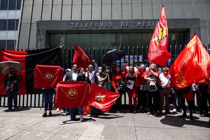 Integrantes del sindicato de telefonistas se manifiestan afuera de las oficinas de Telmex, en Ciudad de México, el 21 de julio de 2022.