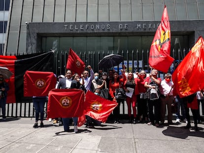 Integrantes del sindicato de telefonistas se manifiestan afuera de las oficinas de Telmex, en Ciudad de México, el 21 de julio de 2022.