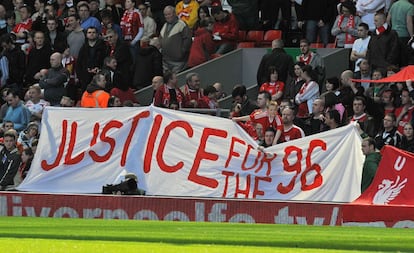 Una pancarta mostrada en Anfield, el 11 de abril de 2009, pide justicia para los fallecidos en Hillsborough