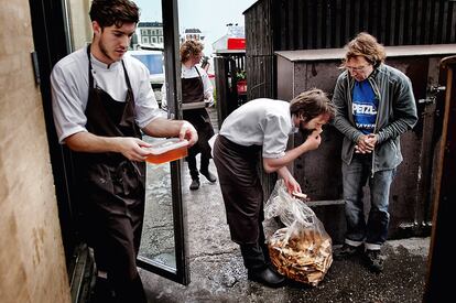 En la trasera de Noma, junto a los muelles, se reciben las mercancías. Redzepi atiende a un recolector de setas. Se guía por su paladar y su olfato para detectar lo mejor.