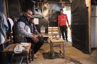 Unos marroquíes en el interior de su casa construida por ellos mismos, junto al invernadero donde trabajan en El Ejido.