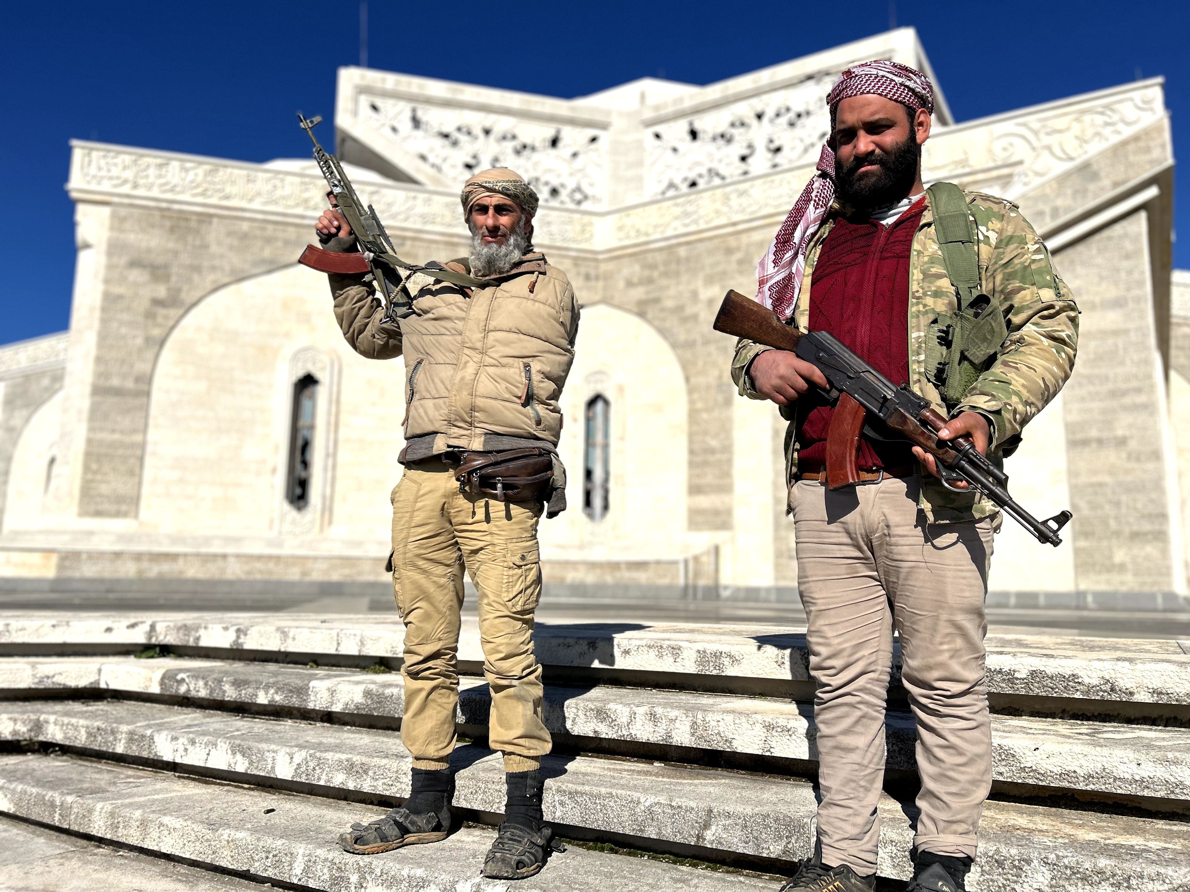 Dos milicianos, ante el mausoleo de Hafez al Asad, en Qardaha, este sábado.