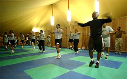 Soldados estadounidenses participan en una clase de <i>aerobic</i> en una base de Kuwait.