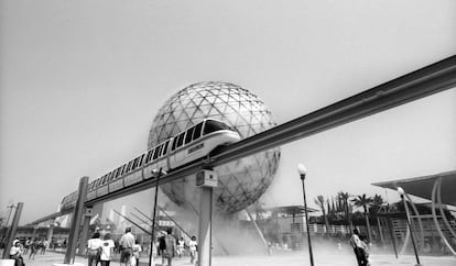 El tren monorra&iacute;l y la esfera del microclima, s&iacute;mbolo de la Exposici&oacute;n Universal de Sevilla.