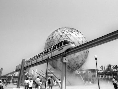 El tren monorra&iacute;l y la esfera del microclima, s&iacute;mbolo de la Exposici&oacute;n Universal de Sevilla.