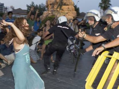 Agentes del cuerpo Nacional de Policía disuelven a los manifestantes del 15M que se habían concentrado en Palma de Mallorca, para protestar por el desalojo llevado a cabo la pasada noche en la plaza España de la capital balear.