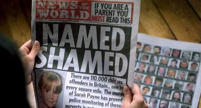 Una mujer lee el periódico británico 'News of the World' que cerró en 2011.