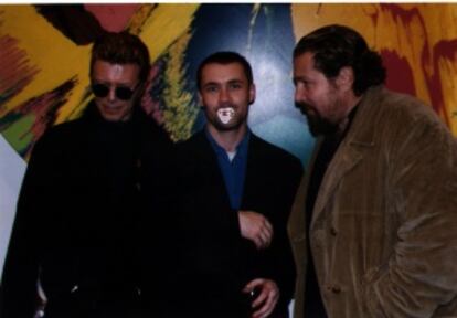 David Bowie y Julian Schnabel, en la exposición de Hirst (en el centro) en la galería Gagosian de Nueva York, en julio de 1996.