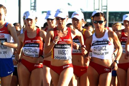 María Vasco, en el centro, durante la prueba de 20 kilómetros marcha