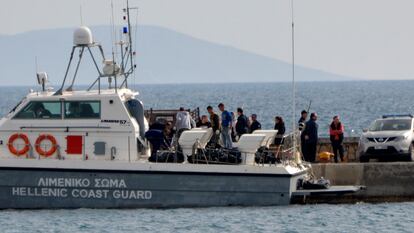 Un barco de la guardia costera llega con cuerpos de varios migrantes ahogados al puerto de Pythagorio, en la isla de Samos, en la isla oriental griega de Samos, el 17 de marzo de 2018.