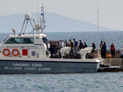 Un barco de la guardia costera llega con cuerpos de varios migrantes ahogados al puerto de Pythagorio, en la isla de Samos, en la isla oriental griega de Samos, el 17 de marzo de 2018.