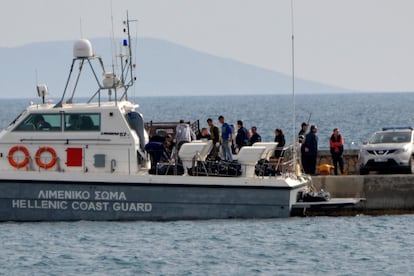 Un barco de la guardia costera llega con cuerpos de varios migrantes ahogados al puerto de Pythagorio, en la isla de Samos