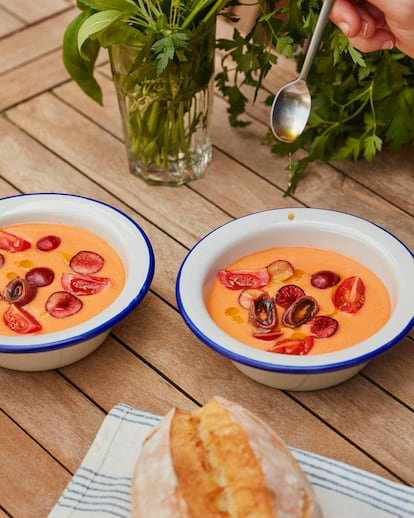 Recetas para el reportaje cenas de veranl. 'Que la noche nos pille con la mesa puesta´. En la imagen, Salmorejo con huevo,
anchoas y cerezas