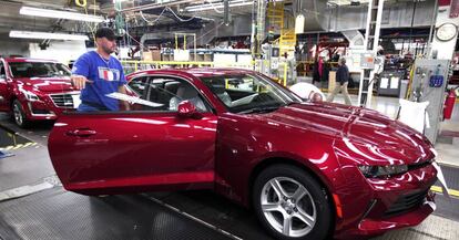 Un trabajador comprueba el Chevrolet Camaro en la f&aacute;brica de Lansing, Michigan