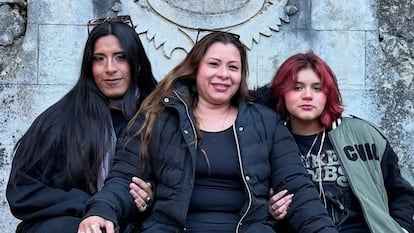 Karla Patricia Cortés (centro) acompañada de sus hijas.