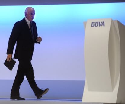 El presidente del BBVA, Francisco González, se dirige hacia el atril durante la Junta General de Accionistas que se ha celebrado en Bilbao este viernes.