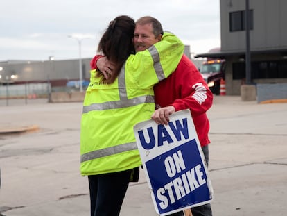 Two workers at the Ford plant in Wayne, Michigan, hugged outside the factory on October 25, the day an agreement was reached.