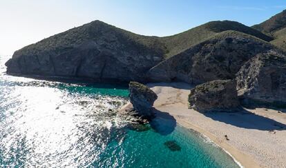 Playa de los Muertos, en Carboneras (Almería), donde arribó la patera con el migrante fallecido tras caer por un precipicio.