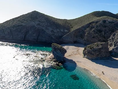 Playa de los Muertos, en Carboneras (Almería), donde arribó la patera con el migrante fallecido tras caer por un precipicio.