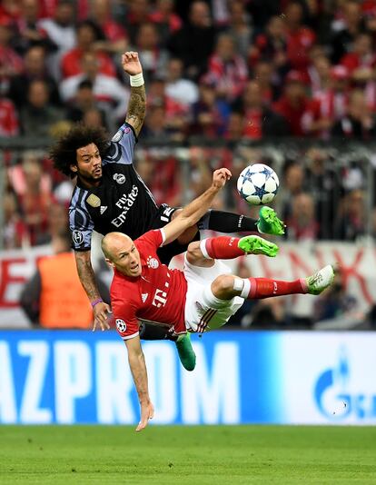 Marcelo y Arjen Robben luchan por el balón durante el partido de ida de los cuartos de final de la Champions League entre el Real Madrid y el Bayern, en el Allianz Arena el 12 de abril de 2017.