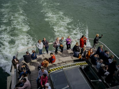 La excursión en 'bateau mouche' por el Sena es uno de los reclamos turísticos de París.