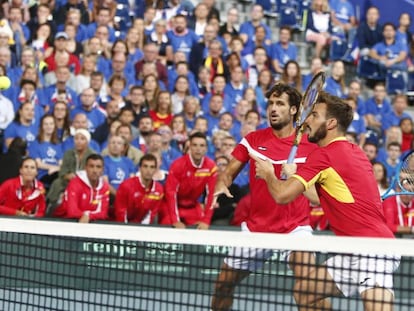 Feliciano y Granollers, ayer durante el dobles en el Estadio Pierre Mauroy de Lille.