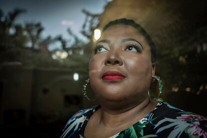 La médica y activista sudafricana Tlaleng Mofokeng, fotografiada en su casa de Johannesburgo.