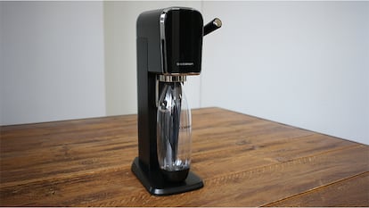 Máquina gasificadora de agua sobre fondo blanco