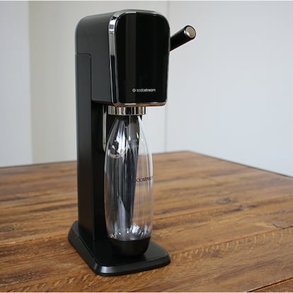 Máquina gasificadora de agua sobre fondo blanco
