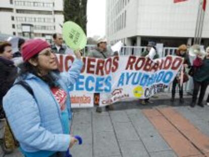 Protesta en las inmediaciones de los Juzgados de Plaza de Castillas, donde se present&oacute; el martes un escrito que reclama la nulidad de todos los procedimientos de desahucio.