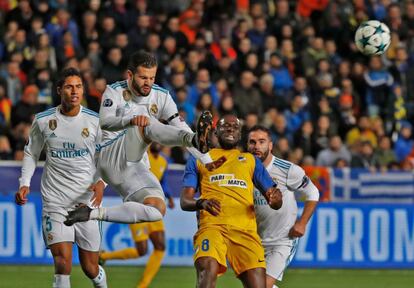 El defensa del Real Madrid Nacho compite por el balón contra el delantero del APOEL Mickael Pote.