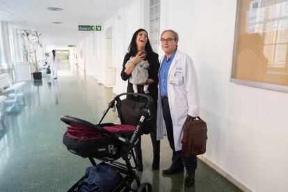 María José Orteg,a con su bebé en brazos, ha sido madre gracias a una técnica del Hospital Clínic donde mujeres con síntomas evidentes de menopausia avanzada han podido volver a ovular y quedarse embarazadas, un avance que ha permitido el nacimiento de este primer bebé, avance presentado hoy por los ginecólogos que lo han logrado entre ellos el Dr. Francesc Fàbregas.