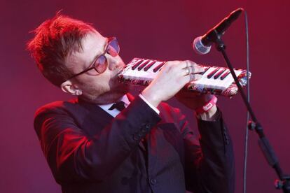 El cantante y músico británico Damon Albarn durante el concierto de la noche del sábado en el Festival SOS 4.8.