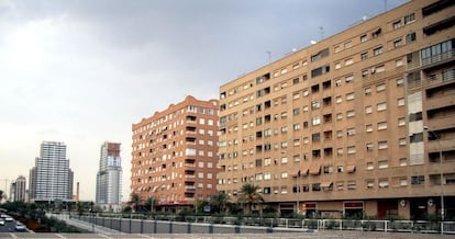 Viviendas en una de las avenidas de Valencia.