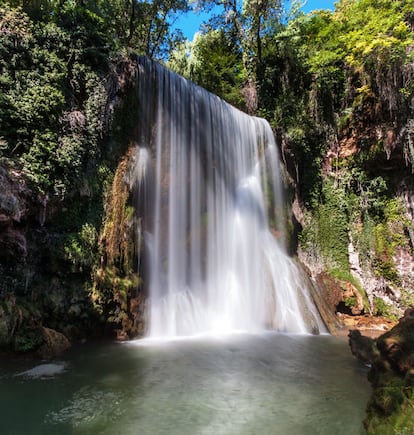 El río Piedra forma cerca de Calatayud uno de los parajes más singulares de Aragón: el Monasterio de Piedra. Cerca de Nuévalos, el río se enclaustra en un cañón de toba caliza formando lagos, cascadas y remansos en un exuberante bosque de ribera.