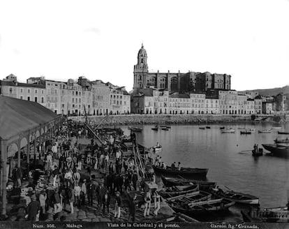 Puerto de Málaga con la catedral al fondo en 1897.