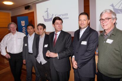 Ignacio Goirigolzarri, cuarto por la izquierda, junto a los invitados que han participado en la presentación de Garum Fundatio.