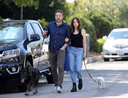 Ben Affleck y Ana de Armas dieron por concluida su relación a principios de 2021, a punto de cumplir un año de noviazgo. Se conocieron en el rodaje de 'Deep Water', y fue entonces cuando salieron a la luz las primeras imágenes en las que ya quedaba patente la química que existía entre ambos. La actriz había roto hacía un año con el artista cubano Alejandro Pineiro, mientras Affleck volvía a sonreír tras su divorcio de Jennifer Garner. Esta ruptura, sin embargo, dio paso al renacimiento de 'Bennifer', el acrónimo utilizado para nombrar la relación entre el actor y Jennifer Lopez, que comenzó el pasado mes de junio.