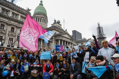 Grupos antiaborto legal muestran los pañuelos celestes de la campaña.