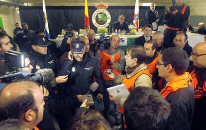 Polic&iacute;as intervienen en una junta el pasado mes de diciembre.