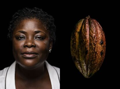 Solange N’Guessan, de 44 años, es la líder de un proyecto para empoderar a las mujeres mediante un negocio creado a partir de los desechos de las plantas de cacao en el distrito de Bas-Sassandra, Costa de Marfil. A su lado, un fruto del cacao (cabosse). 