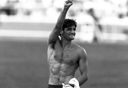 El español Javier García Chico celebra la medalla de bronce conseguida en la categoría de Salto de pértiga durante los Juegos Olímpicos de Barcelona 1992.