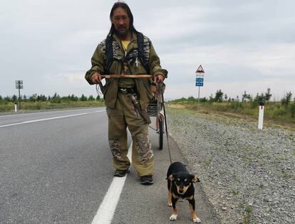 Gabishev con su perro caminando hacia Moscú.