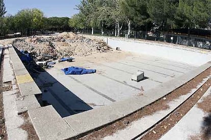 Obras en la piscina del polideportivo de la calle del general Fanjul, en Aluche.