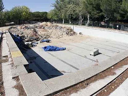 Obras en la piscina del polideportivo de la calle del general Fanjul, en Aluche.