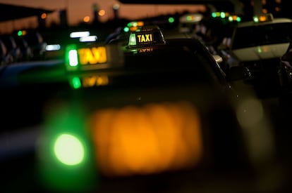 Las luces de los taxis libres en la terminal 4 del Aeropuerto Adolfo Suárez-Madrid Barajas.