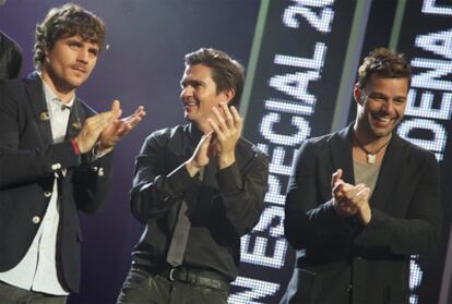 Dani Martín, Juanes y Ricky Martin recogen su premio.