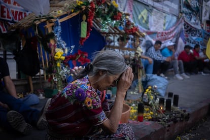 Movimientos indígenas mantienen un plantón frente a la sede central del Ministerio Público (Fiscalía) este viernes en Ciudad de Guatemala.