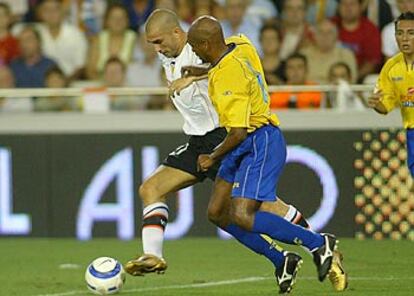 Di Vaio protege el balón ante Armando Sá, ayer en Mestalla.